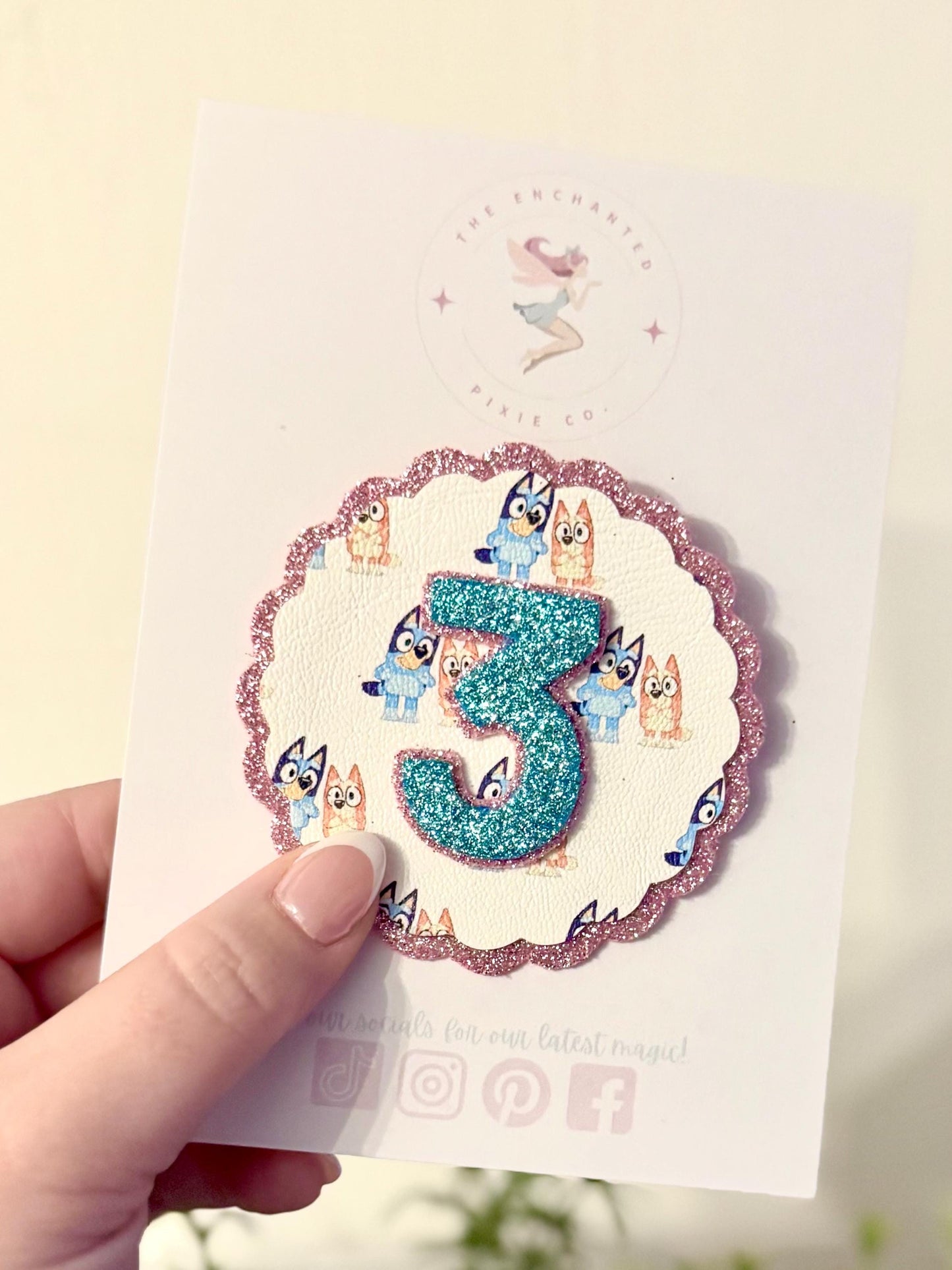 Bluey Birthday Badge – Glitter Age Party Pin, Personalised Birthday Number Badge for Kids, Bluey Party Outfit Accessory