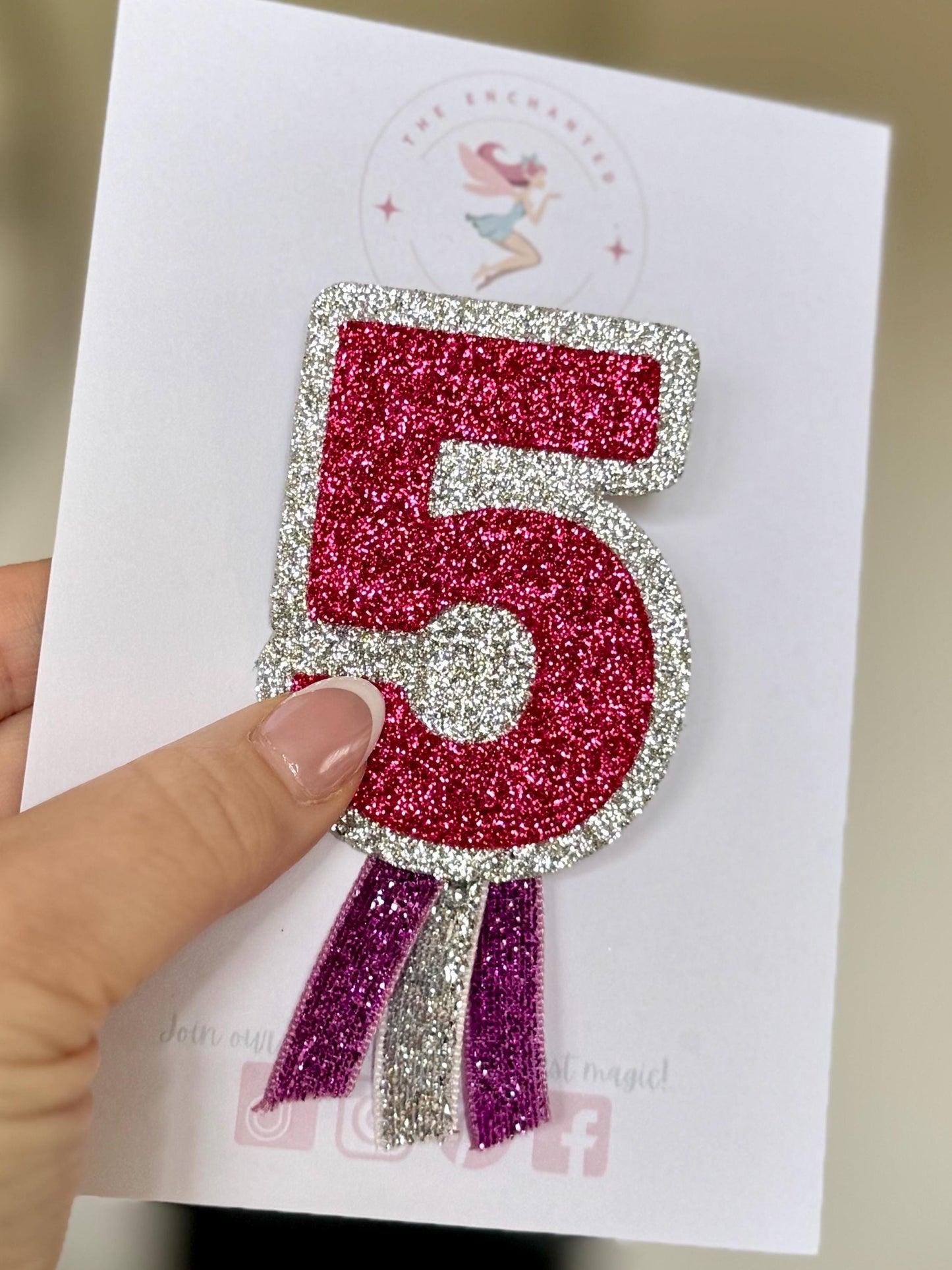 Number birthday badge with ribbons