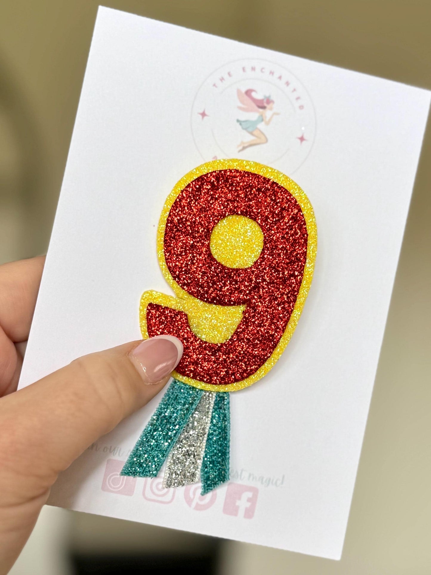 Number birthday badge with ribbons