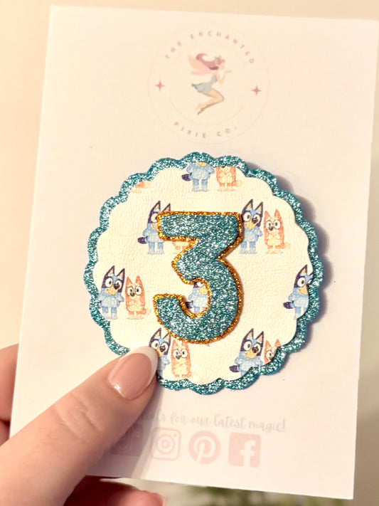 Bluey Birthday Badge – Glitter Age Party Pin, Personalised Birthday Number Badge for Kids, Bluey Party Outfit Accessory